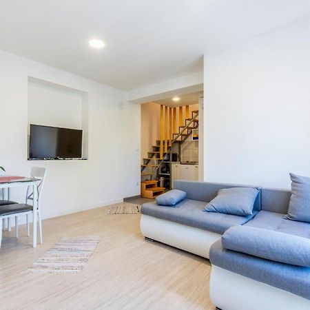 Gorgeous Apartment In Omis With Kitchen Bagian luar foto