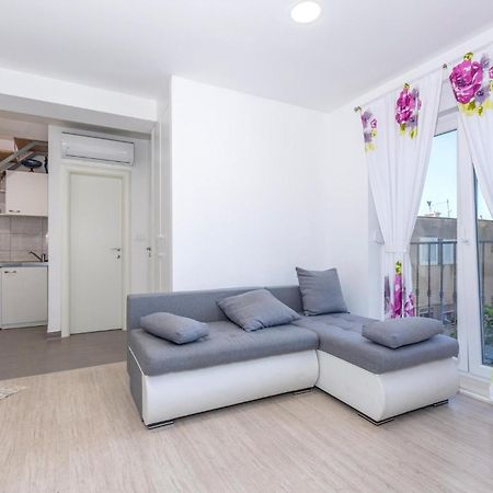 Gorgeous Apartment In Omis With Kitchen Bagian luar foto