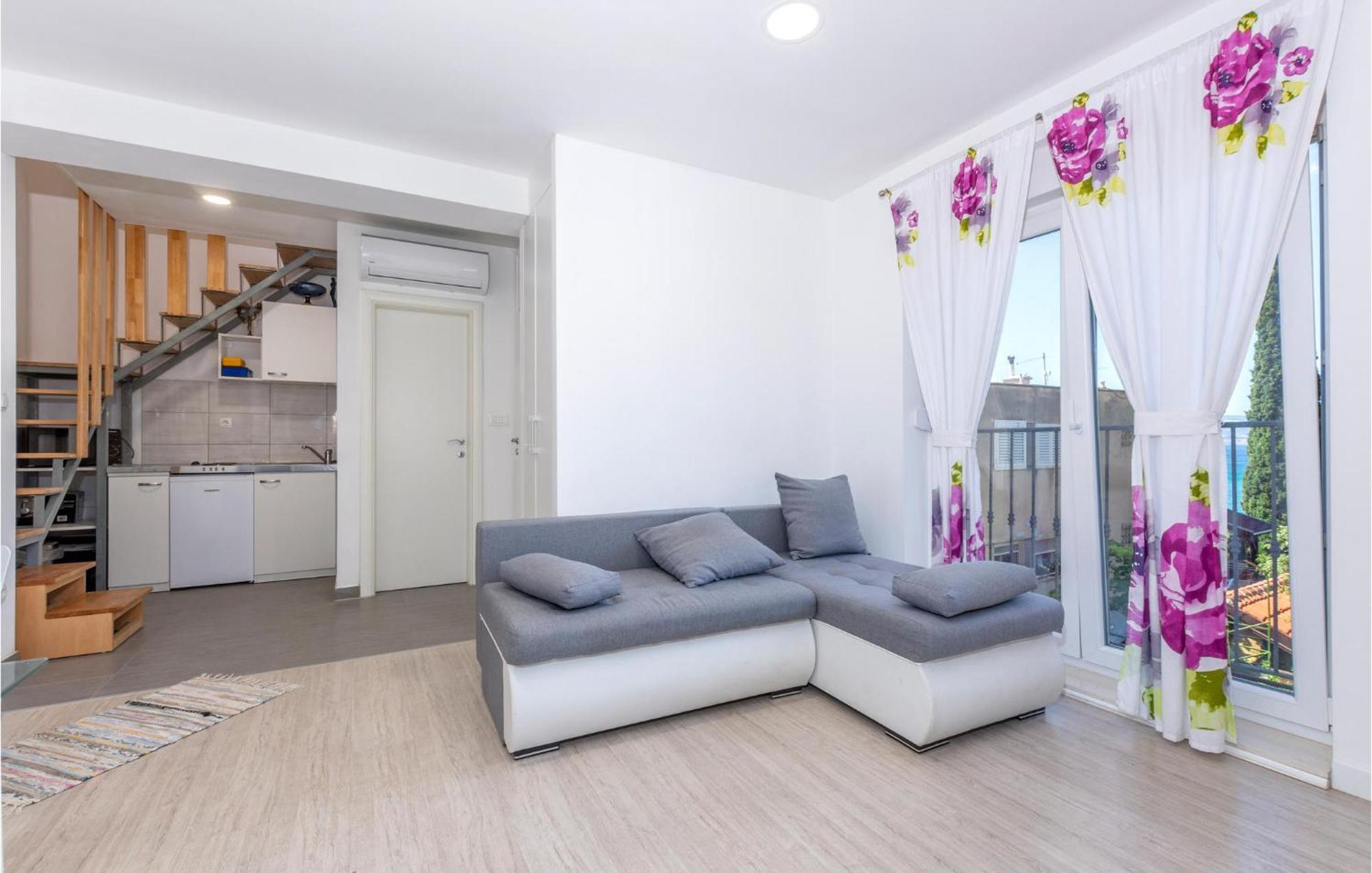 Gorgeous Apartment In Omis With Kitchen Bagian luar foto