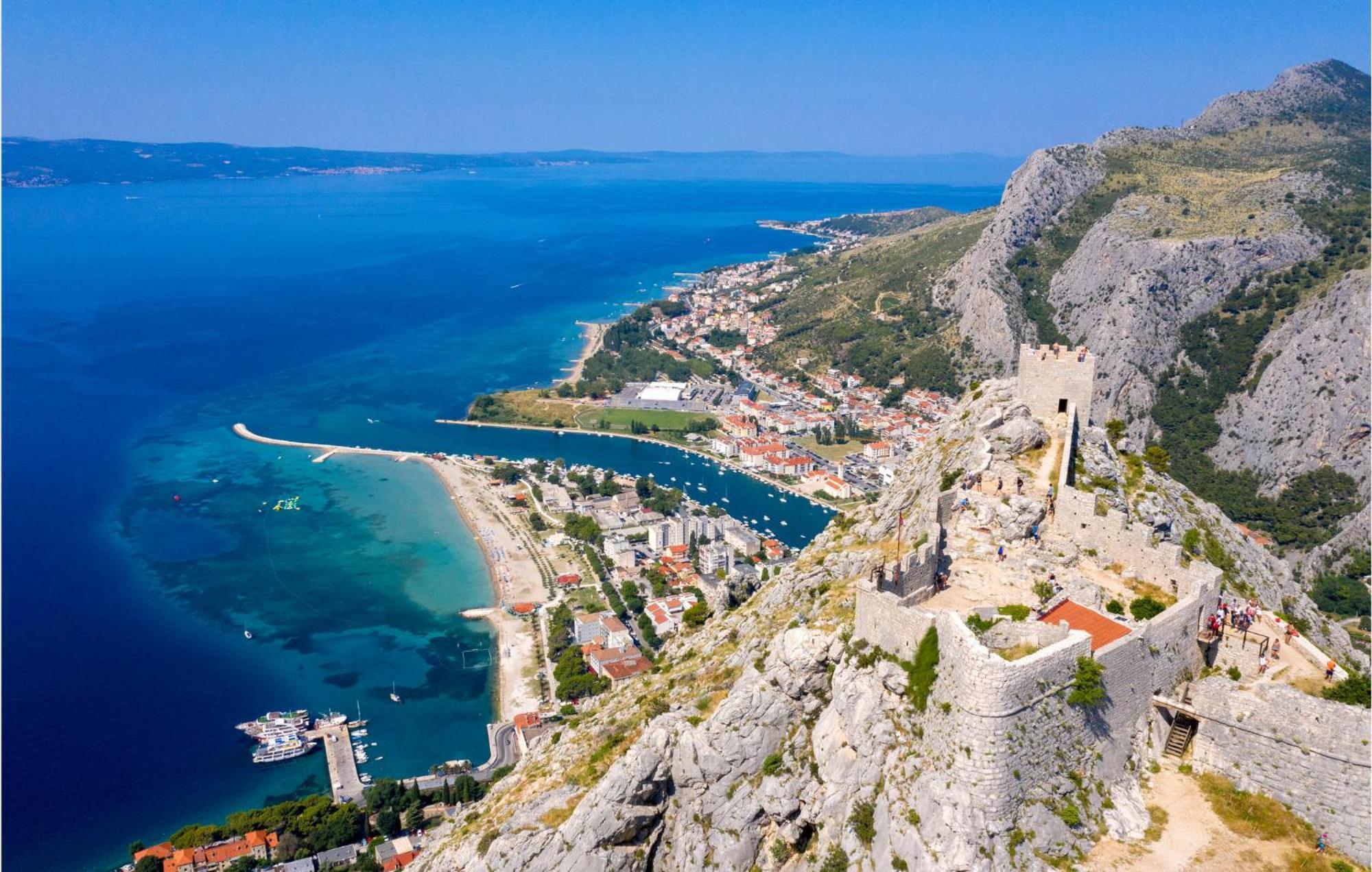 Gorgeous Apartment In Omis With Kitchen Bagian luar foto